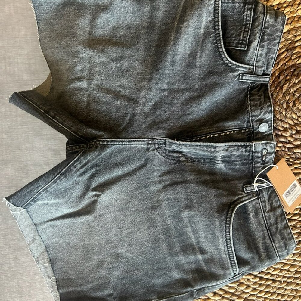Raye Mid Rise Relaxed Jean Shorts - Size 30 - Black - Picture 2 of 4